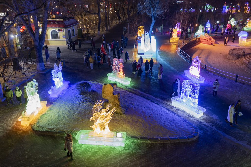 1月2日，在哈爾濱市兆麟公園，游客在冰燈藝術游園會園區內觀賞冰燈（無人機照片）。