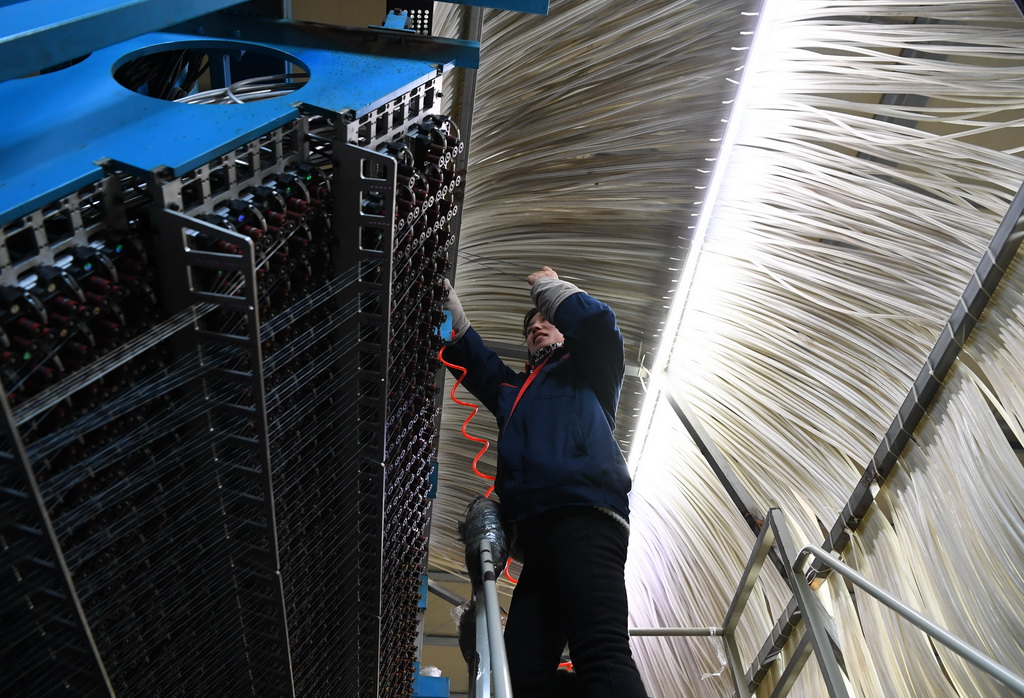 1月2日，工人在江蘇無錫一家地毯公司生產車間工作。新華社發（還月亮攝）