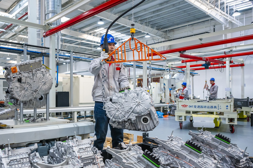 1月2日，工人在安徽省蕪湖市繁昌經濟開發區一家企業的生產線上生產新能源汽車變速箱。新華社發（肖本祥攝）