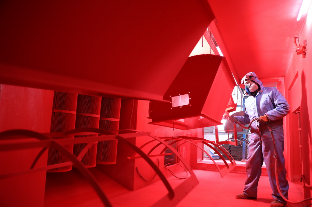 1月2日，河南省焦作市溫縣經濟開發區一家企業的工人在進行噴塑作業。新華社發（徐宏星攝）