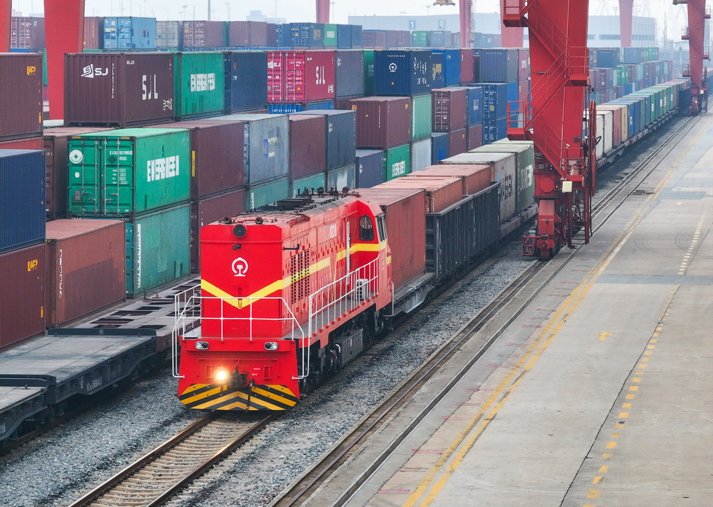 1月2日，滿載集裝箱的中歐班列從中哈（連云港）物流合作基地出發（無人機照片）。新華社發（王健民攝）