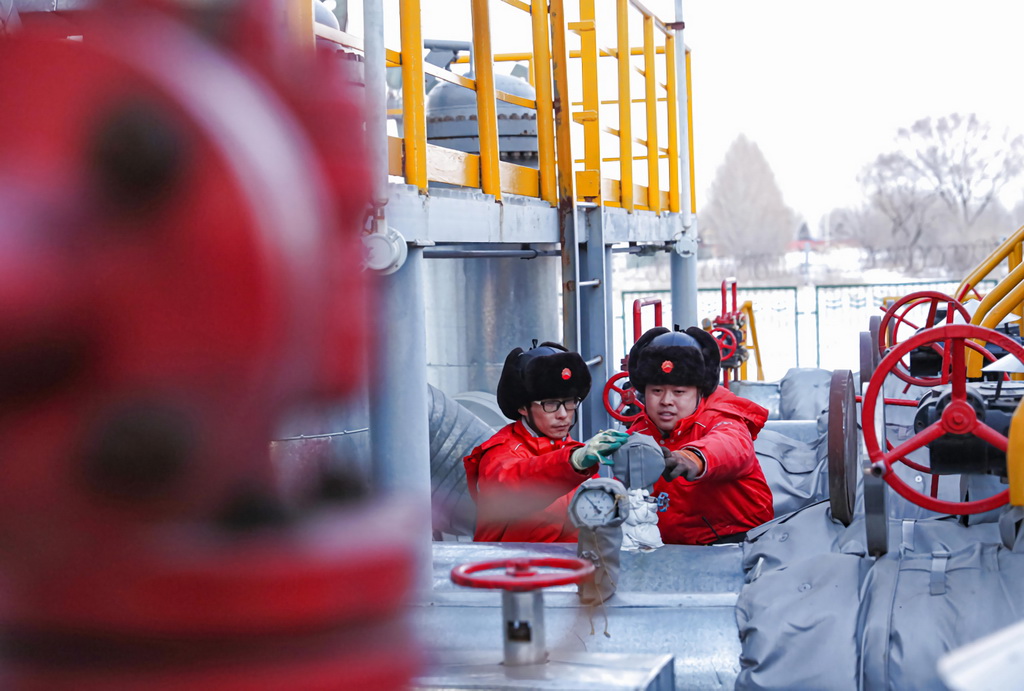 1月3日，大慶油田天然氣分公司職工在進行加密檢查。