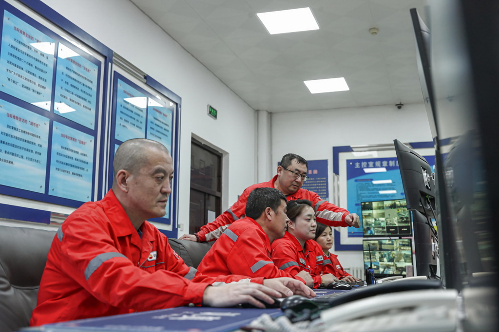 1月3日，大慶油田天然氣分公司職工在主控室內工作。