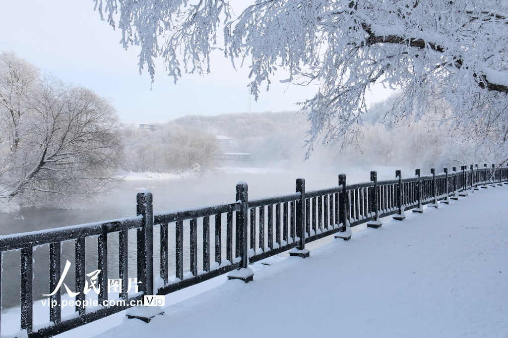 2025年1月4日，在黑龍江黑河五大連池山口湖景區拍攝的霧淞景觀。