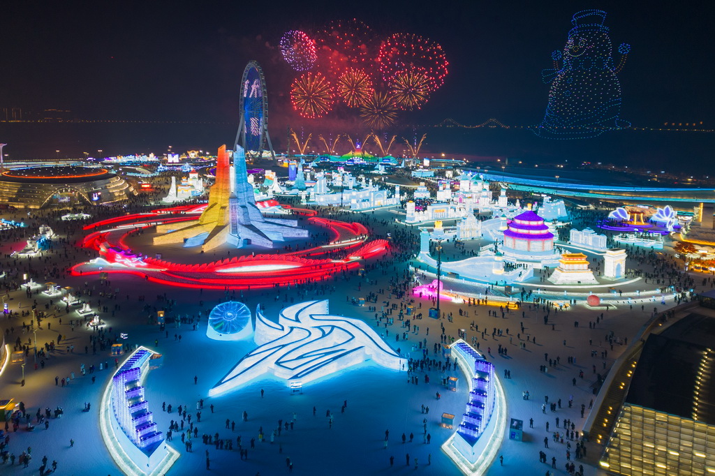 這是1月5日拍攝的第41屆中國·哈爾濱國際冰雪節現場上空的“煙花秀”（無人機照片）。新華社記者 張濤 攝