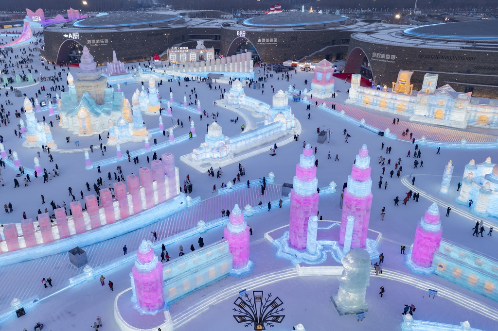 1月5日，游客在哈爾濱冰雪大世界園區游玩（無人機照片）。新華社記者 謝劍飛 攝