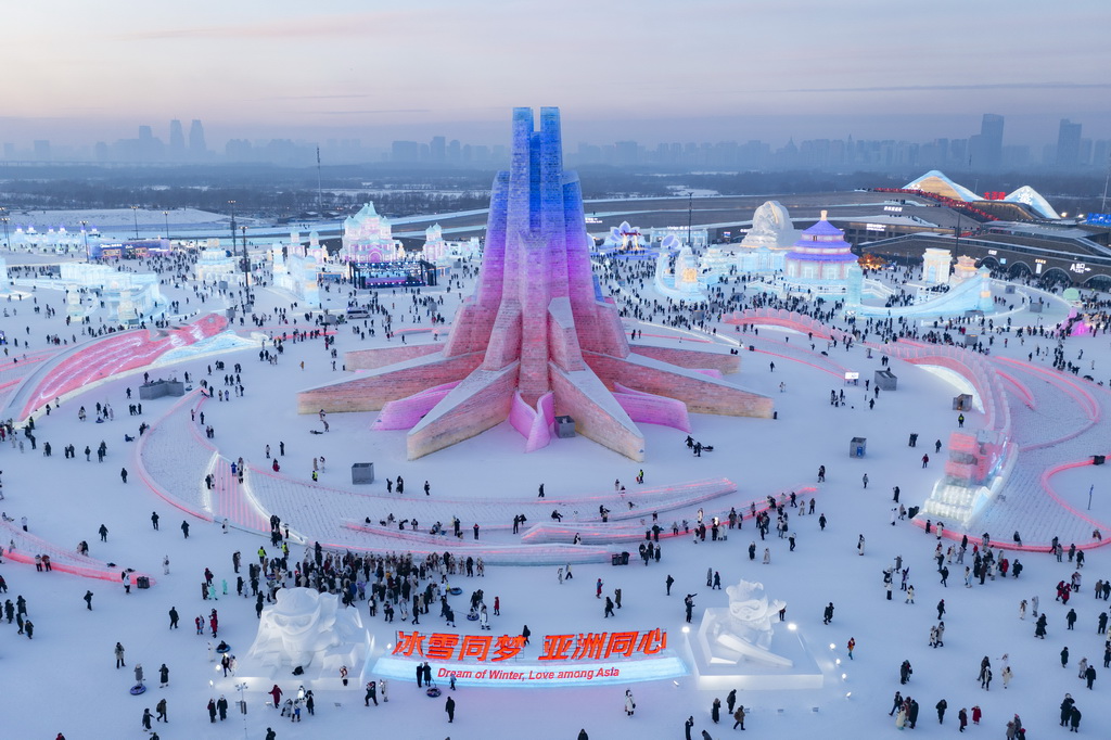 1月5日，在哈爾濱冰雪大世界園區，游客在主塔“亞洲同心”附近游玩（無人機照片）。新華社記者 謝劍飛 攝