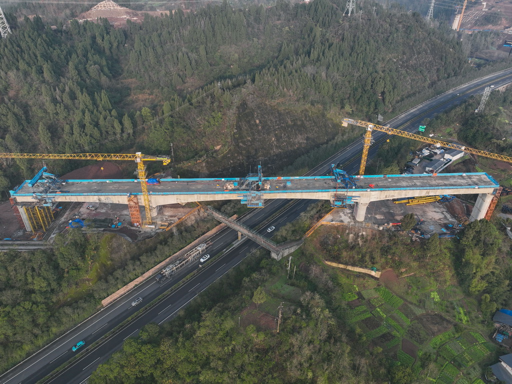 這是1月5日在四川省達州市境內拍攝的西渝高鐵檳郎特大橋連續梁合龍施工現場（無人機照片）。
