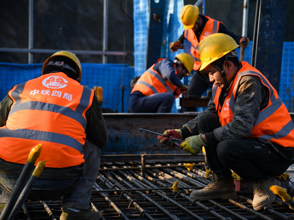 1月5日，中鐵四局的工人在西渝高鐵檳郎特大橋進行連續梁合龍施工。