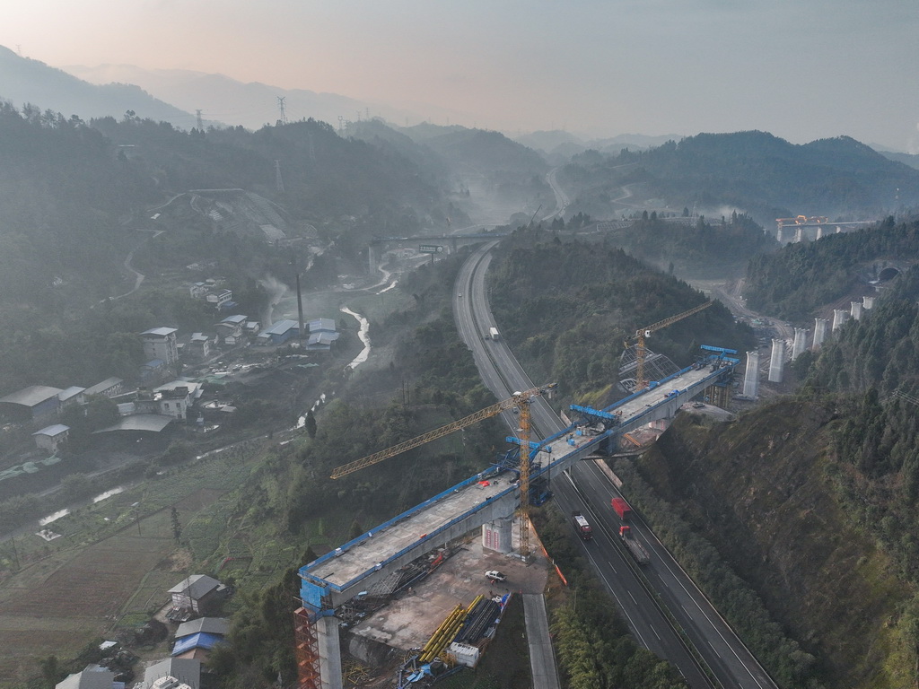 這是1月5日在四川省達州市境內拍攝的西渝高鐵檳郎特大橋連續梁合龍施工現場（無人機照片）。