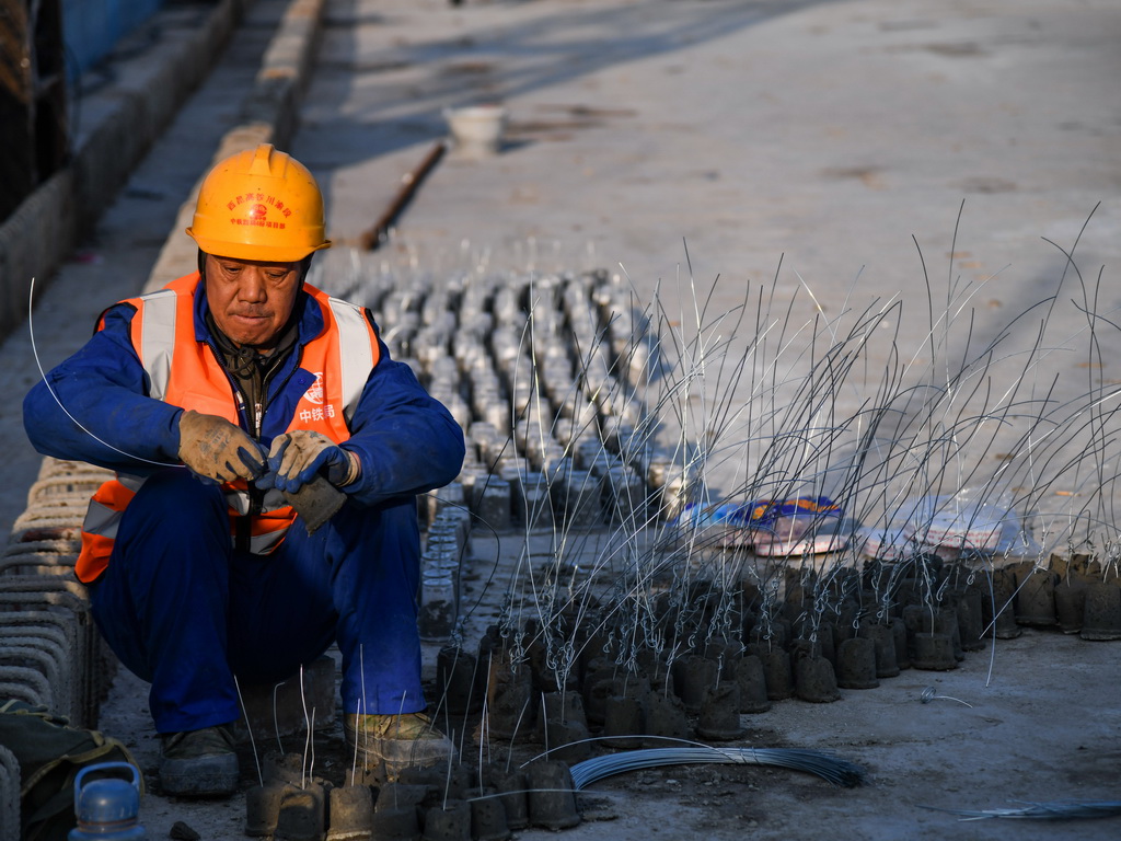 1月5日，中鐵四局的工人在西渝高鐵檳郎特大橋進行連續梁合龍施工。