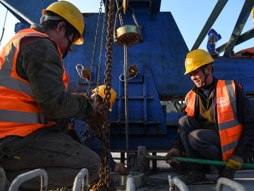 1月5日，中鐵四局的工人在西渝高鐵檳郎特大橋進行連續梁合龍施工。