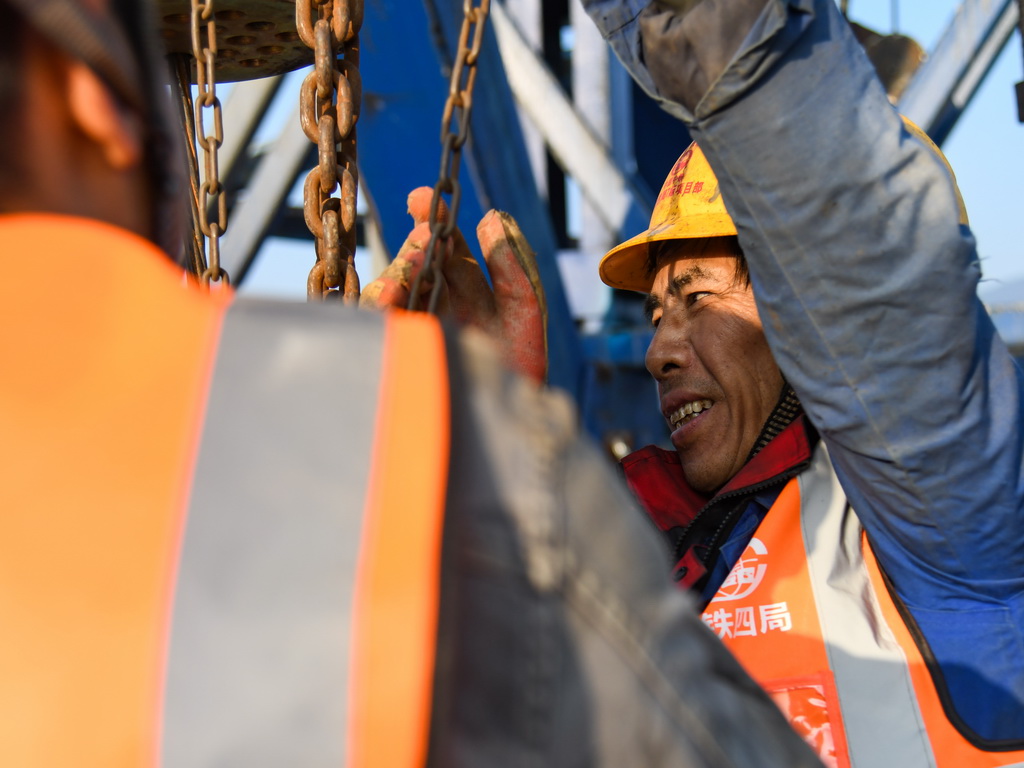 1月5日，中鐵四局的工人在西渝高鐵檳郎特大橋進行連續梁合龍施工。
