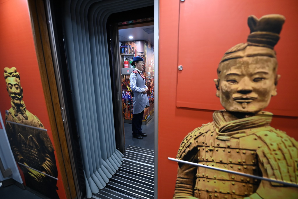 1月5日，擔當陜港列車值乘任務的“長安之馨”西港乘務人員迎接旅客乘車。