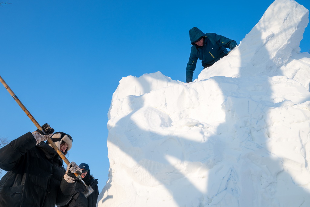 1月6日，參賽選手在哈爾濱太陽島雪博會園區進行雪雕創作。新華社記者 張濤 攝