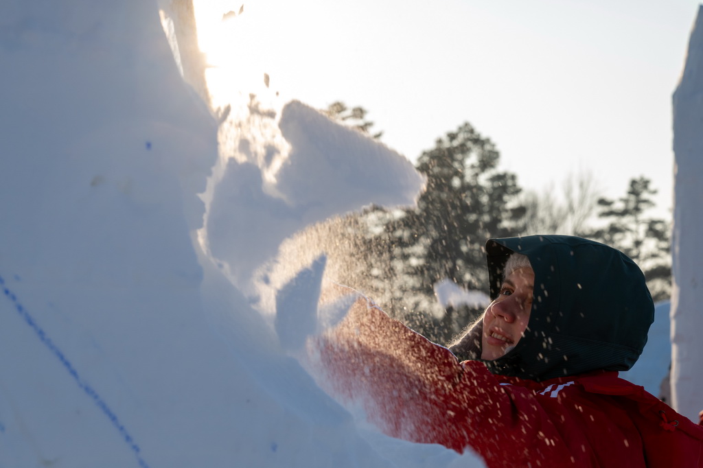 1月6日，參賽選手在哈爾濱太陽島雪博會園區進行雪雕創作。新華社記者 張濤 攝