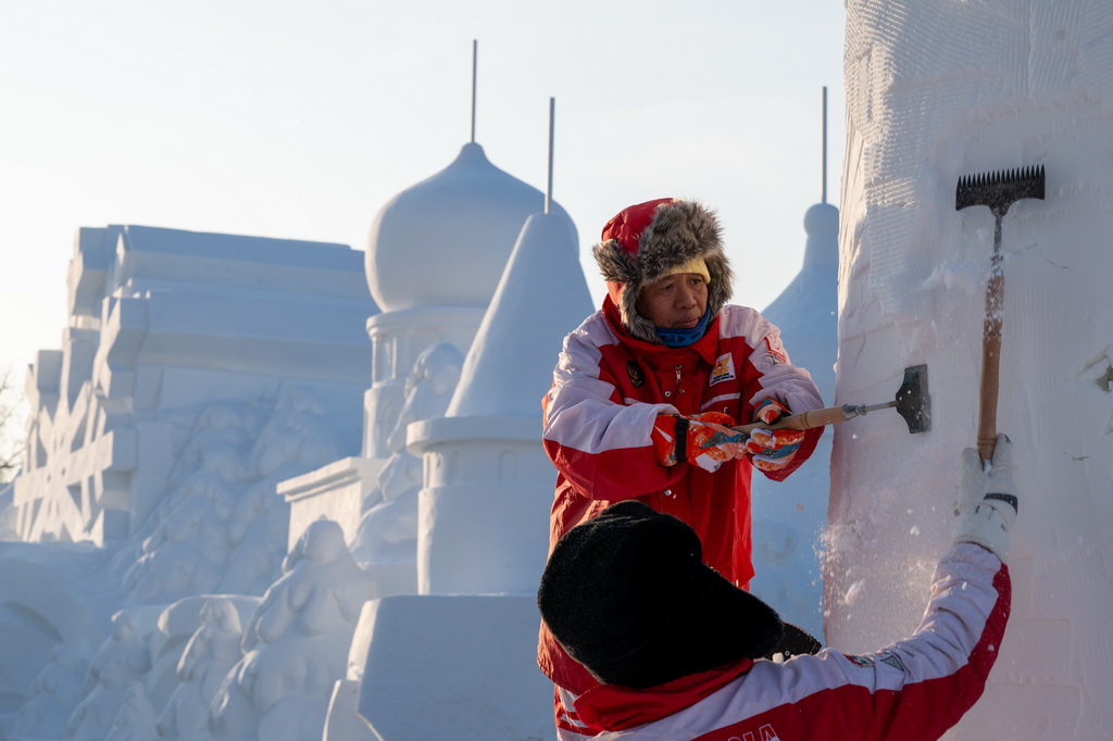 1月6日，參賽選手在哈爾濱太陽島雪博會園區進行雪雕創作。新華社記者 張濤 攝