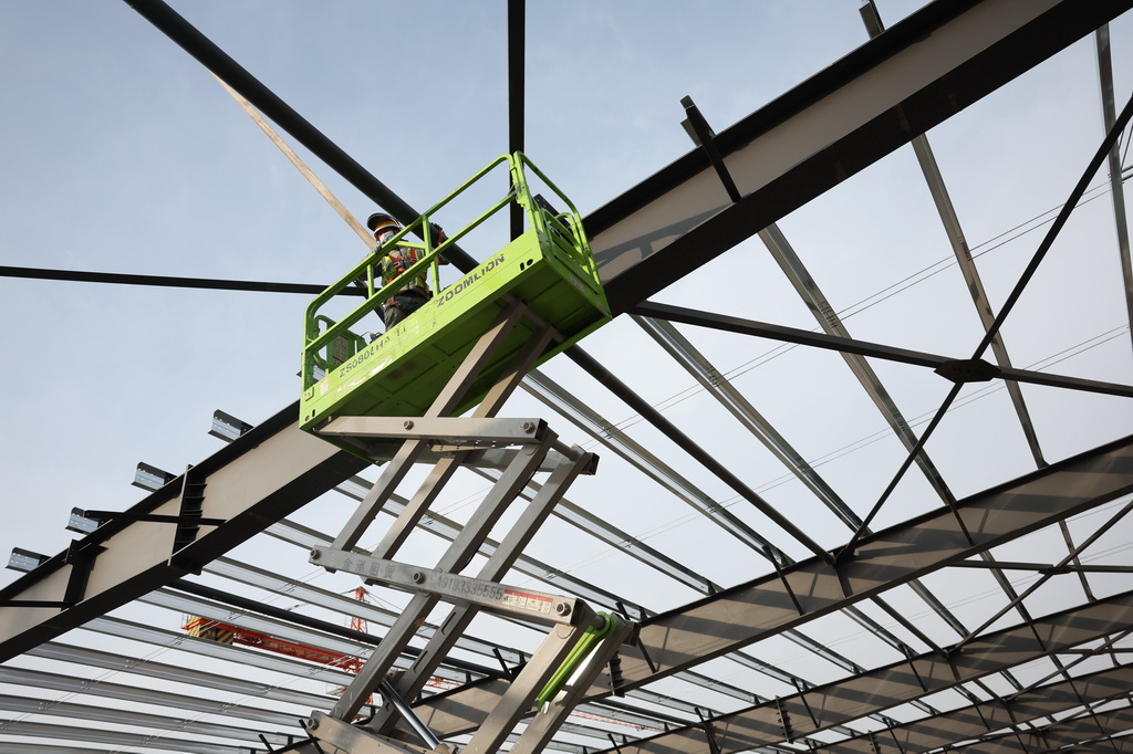 施工人員在中鐵二十局承建的甘肅臨夏綜合物流園項目建設現場進行鋼結構安裝作業（1月6日攝）。