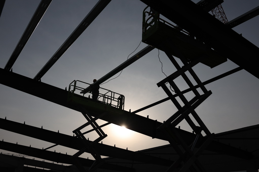 施工人員在中鐵二十局承建的甘肅臨夏綜合物流園項目建設現場進行鋼結構安裝作業（1月6日攝）。