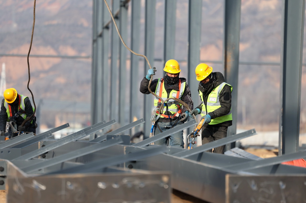 施工人員在中鐵二十局承建的甘肅臨夏綜合物流園項目建設現場進行鋼結構安裝作業（1月6日攝）。