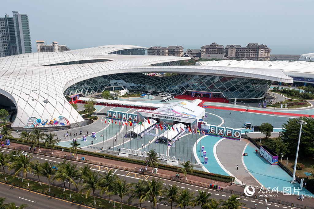 2024年4月13日，以“共享開放機遇，共創美好生活”為主題的第四屆中國國際消費品博覽會（以下簡稱“消博會”）在海南?？陂_幕。據悉，本屆消博會主會場展覽面積10萬平方米，各分會場總展覽面積合計2.8萬平方米，合計12.8萬平方米。圖為4月14日拍攝的消博會主會場海南國際會展中心外景。人民網記者 翁奇羽攝