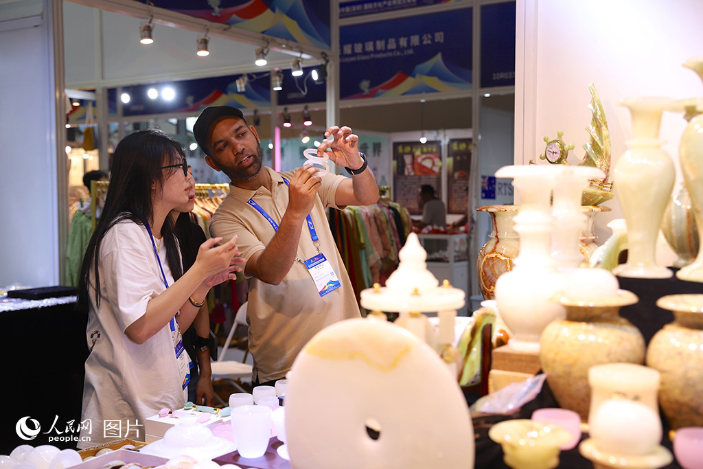 2024年5月23日，深圳，第二十屆文博會上，巴基斯坦展商介紹玉石產品。本屆文博會共有6015家政府組團、文化機構和企業線上線下參展，吸引來自60個國家和地區、302家海外展商線上線下參展，組織邀請108個國家和地區、3萬余名海外專業觀眾參會。展會期間，共有超12萬件文化產品，4000多個文化產業投融資項目在現場進行展示與交易。人民網 劉森君攝