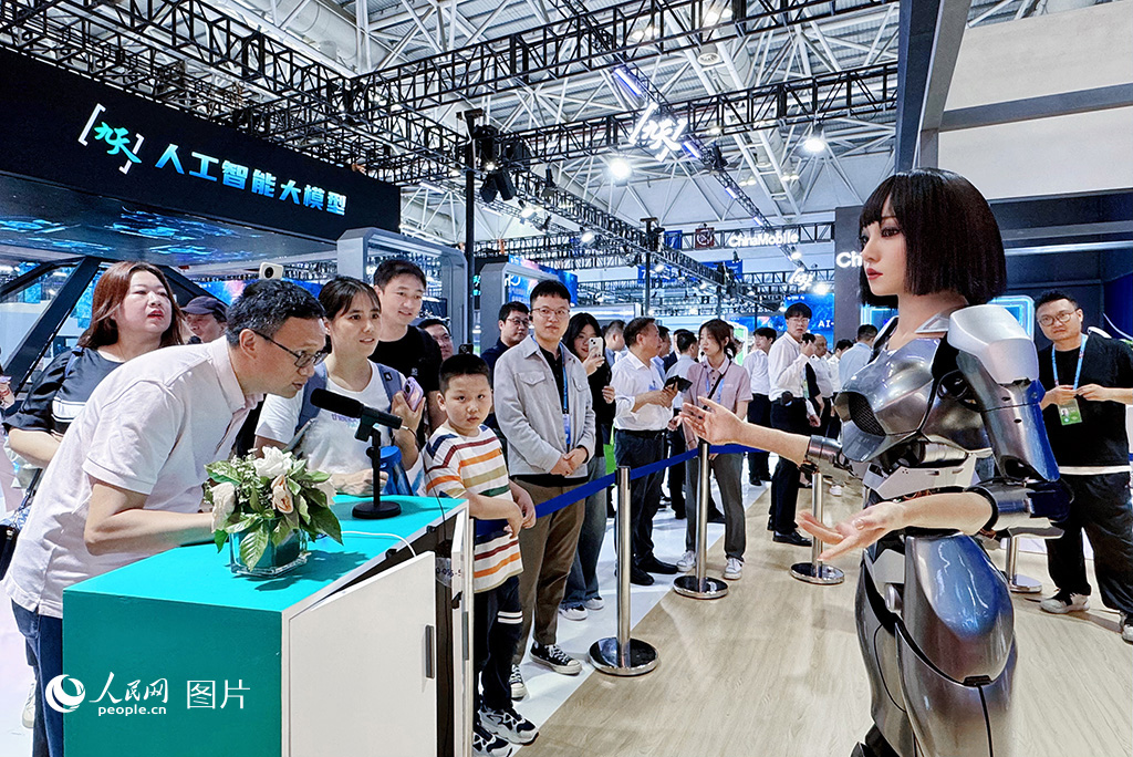 2024年5月25日，第七屆數字中國建設峰會在福建福州閉幕。本屆峰會取得豐碩成果，共對接簽約新基建、工業互聯網、人工智能等數字經濟領域項目421個，總投資2030億元，為福建數字化發展注入新動能。人民網 李唯一攝