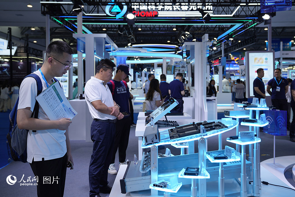 2024年6月18日，2024長春國際光電博覽會在東北亞國際博覽中心召開。大會共吸引了國內外675家企業參展，一大批光電信息領域的科技創新成果向觀眾展示。人民網記者 李洋攝