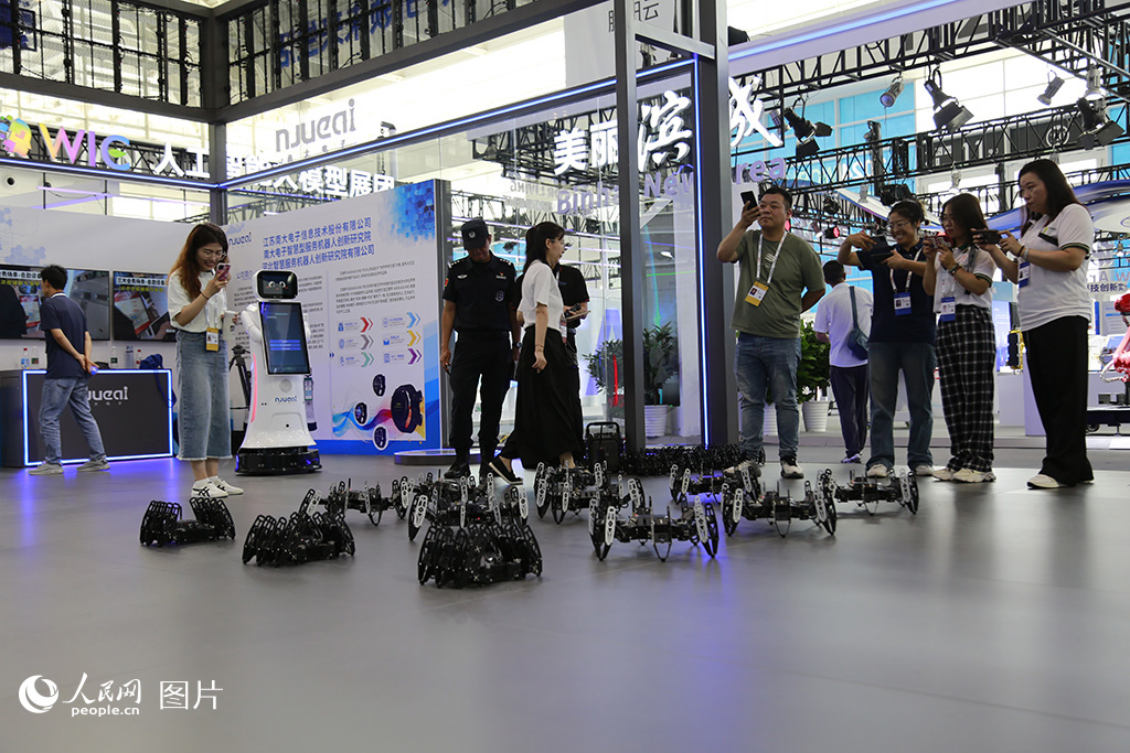 2024年6月20日，世界智能產業博覽會在國家會展中心（天津）開幕。本屆博覽會展覽總面積達10萬平方米，以“智行天下 能動未來”為主題，全面展現了智能科技領域的前沿新技術、行業新趨勢、產業新賽道、應用新場景。圖為博覽會現場展出的智能機器人。人民網記者 崔新耀攝