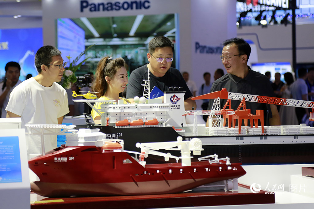 2024年7月10日至13日，2024天津國際航運產業博覽會在國家會展中心（天津）舉辦，眾多頂尖航運企業和上下游生產、制造、服務企業紛紛拿出“看家本領”，全方位呈現海陸空競相發展、統籌聯動的大國智造。圖為7月11日，與會者參觀國之重器。人民網記者 崔新耀攝