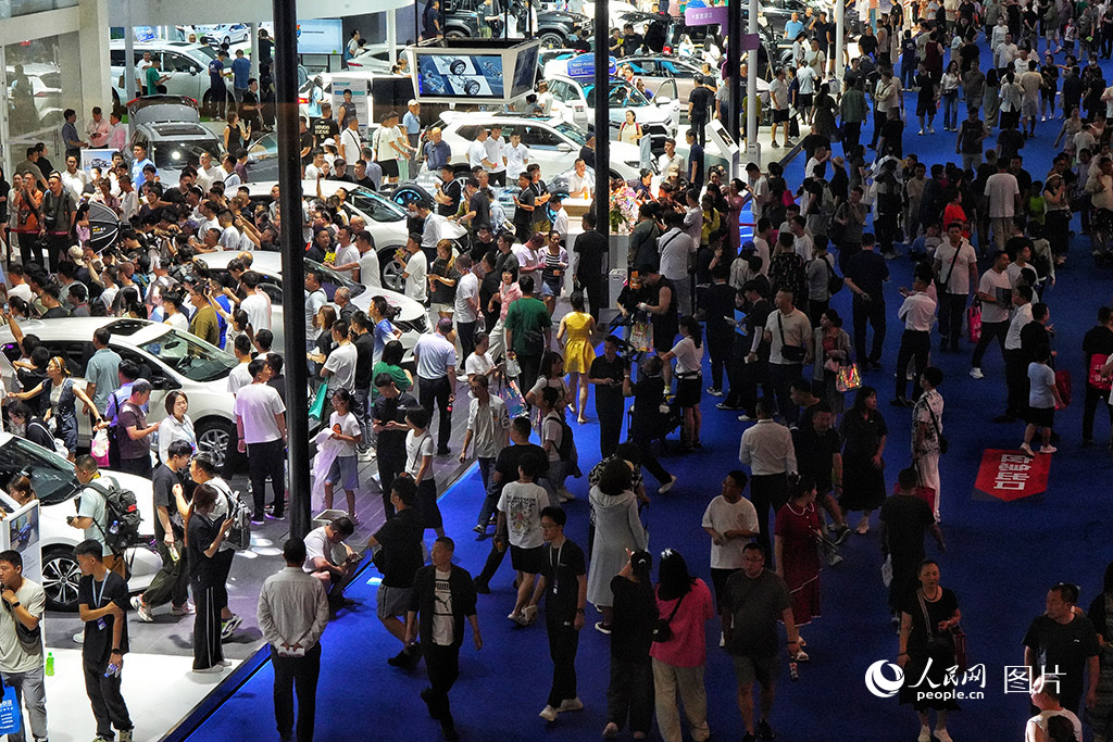 作為國內四大車展的長春國際汽車博覽會2024年7月13日啟幕。該博覽會吸引了全球124家車企攜1100輛汽車參展，共吸引22.6萬人次到場參觀。人民網記者 李洋攝