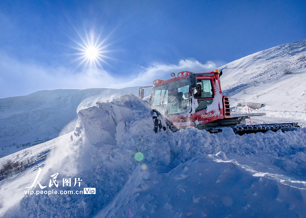 吉林延邊：長白山景區清理積雪保暢通【2】