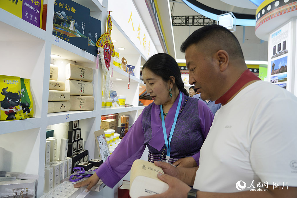 2024年7月11日，第25屆中國·青海綠色發展投資貿易洽談會在西寧開幕。，河湟谷地展區、環青海湖展區、柴達木盆地展區、三江源展區將青海8個市州的生態文明保護成果，及高原地域特色的生態產品展現在游客面前，引來眾多客商和游客駐足。人民網記者 甘海瓊攝