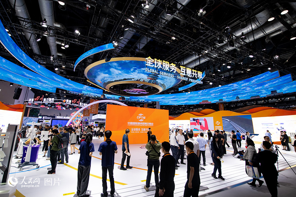 2024年9月12日，在國家會議中心，觀眾正在參觀2024年中國國際服務貿易交易會成就展。當日，服貿會在北京開幕。本屆服貿會主題為“全球服務 互惠共享”，85個國家和國際組織以國家政府或總部名義辦展或辦會，450余家世界500強和行業龍頭企業線下參展。人民網記者 翁奇羽攝