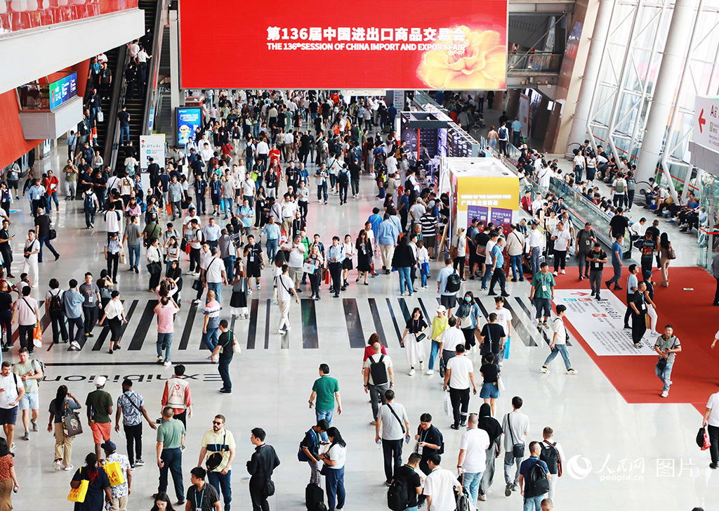 2024年10月15日，第136屆廣交會在廣州開幕，線下參展企業超3萬家。人民網 樸馨語攝