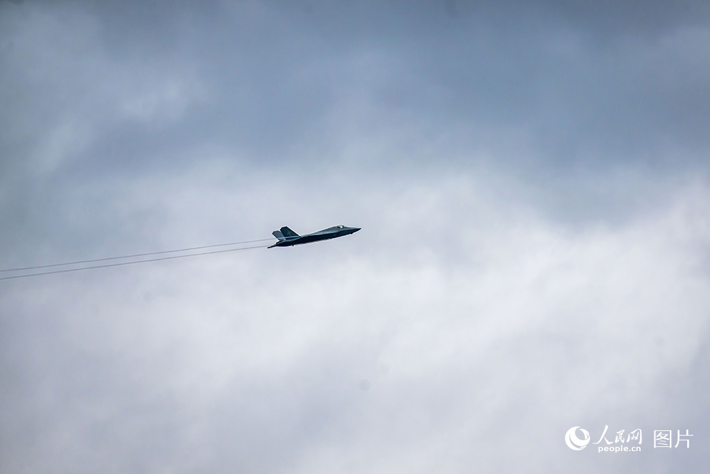2024年11月13日，在第十五屆中國國際航空航天博覽會，殲-35A戰機正在進行飛行展示。人民網記者 翁奇羽攝