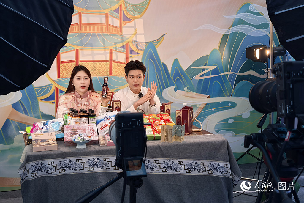 2024年12月20日，2024湖北農業博覽會在武漢開幕，參展商紛紛將直播間搬到了展會現場。人民網記者 周雯攝