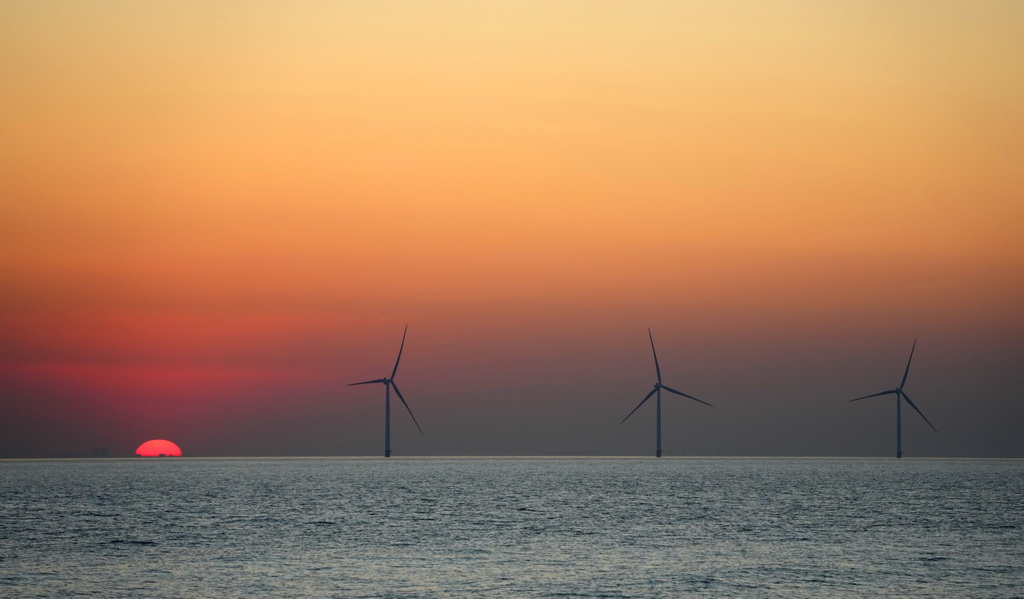 1月7日拍攝的位于山東省萊州市海域的海上風電項目。