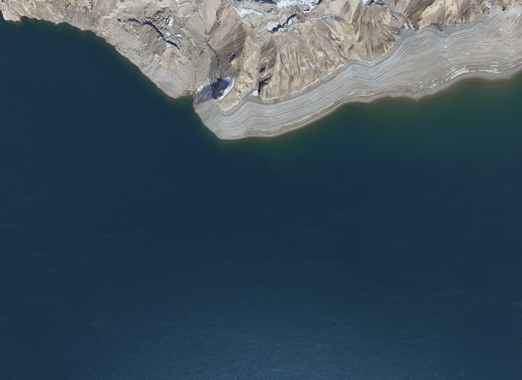 這是1月8日在新疆塔什庫爾干塔吉克自治縣拍攝的“班迪爾藍湖”一角（無人機照片）。新華社記者 胡虎虎 攝