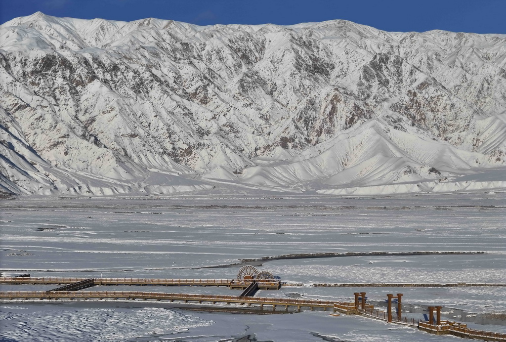 這是1月8日在新疆塔什庫爾干塔吉克自治縣拍攝的金草灘濕地公園雪景（無人機照片）。新華社記者 胡虎虎 攝
