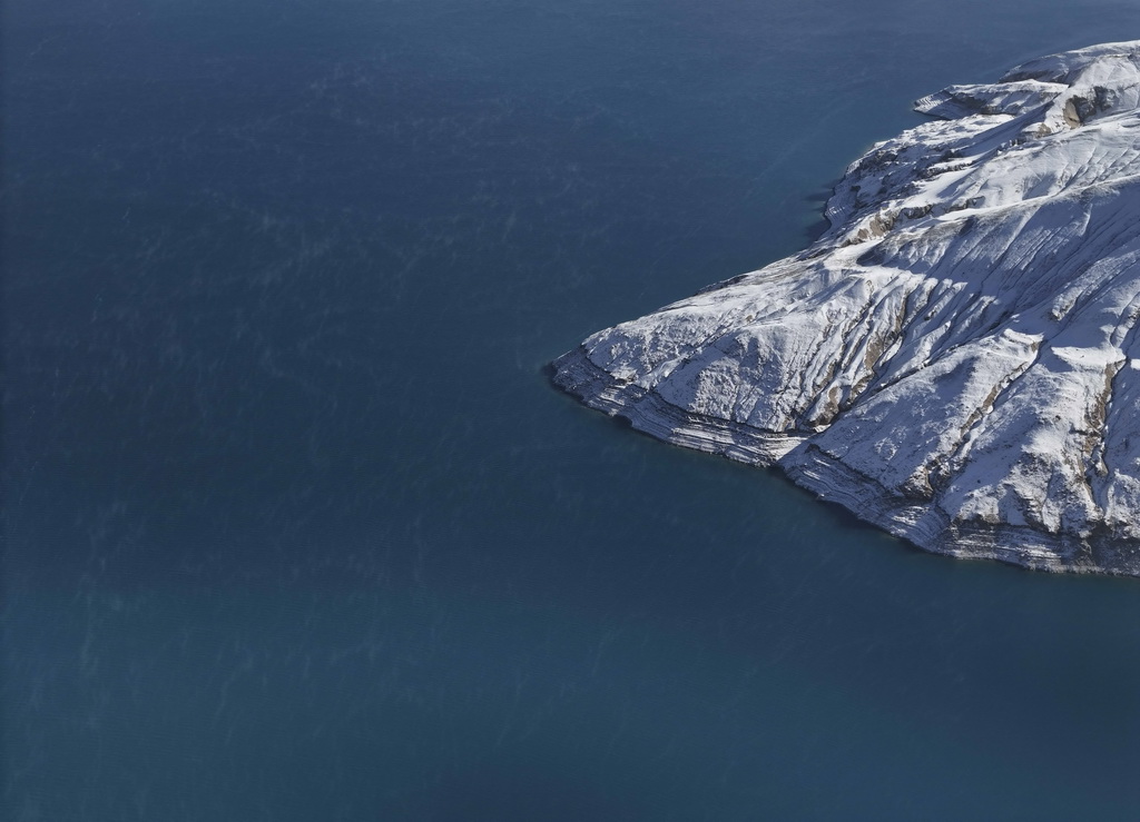 這是1月8日在新疆塔什庫爾干塔吉克自治縣拍攝的“班迪爾藍湖”及周邊雪山（無人機照片）。新華社記者 胡虎虎 攝