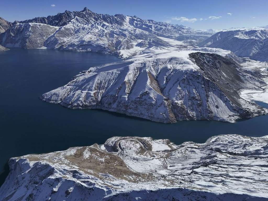 這是1月8日在新疆塔什庫爾干塔吉克自治縣拍攝的“班迪爾藍湖”及周邊雪山（無人機照片）。新華社記者 胡虎虎 攝