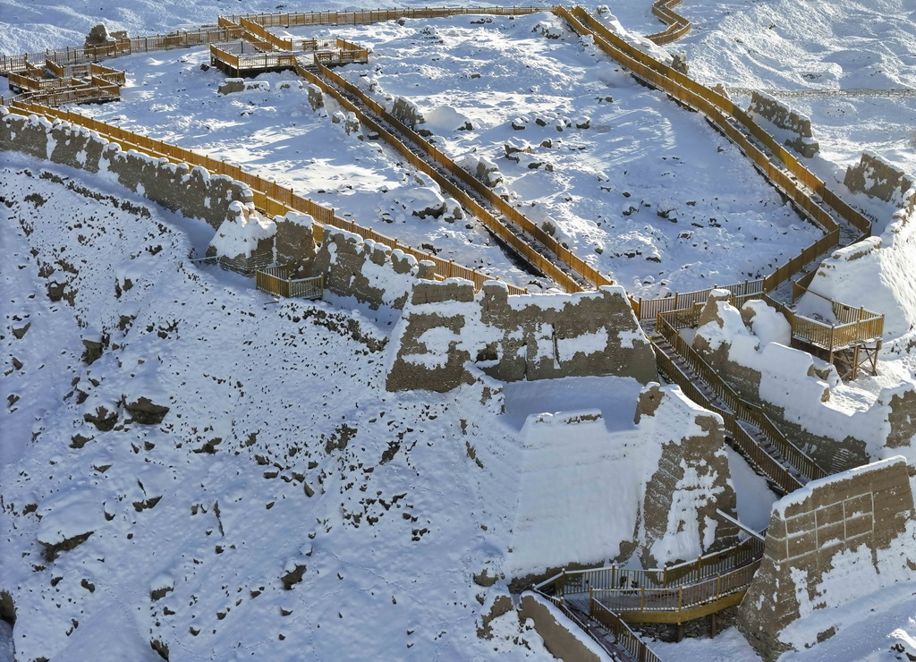 這是1月8日在新疆塔什庫爾干塔吉克自治縣拍攝的石頭城遺址雪景（無人機照片）。新華社記者 胡虎虎 攝