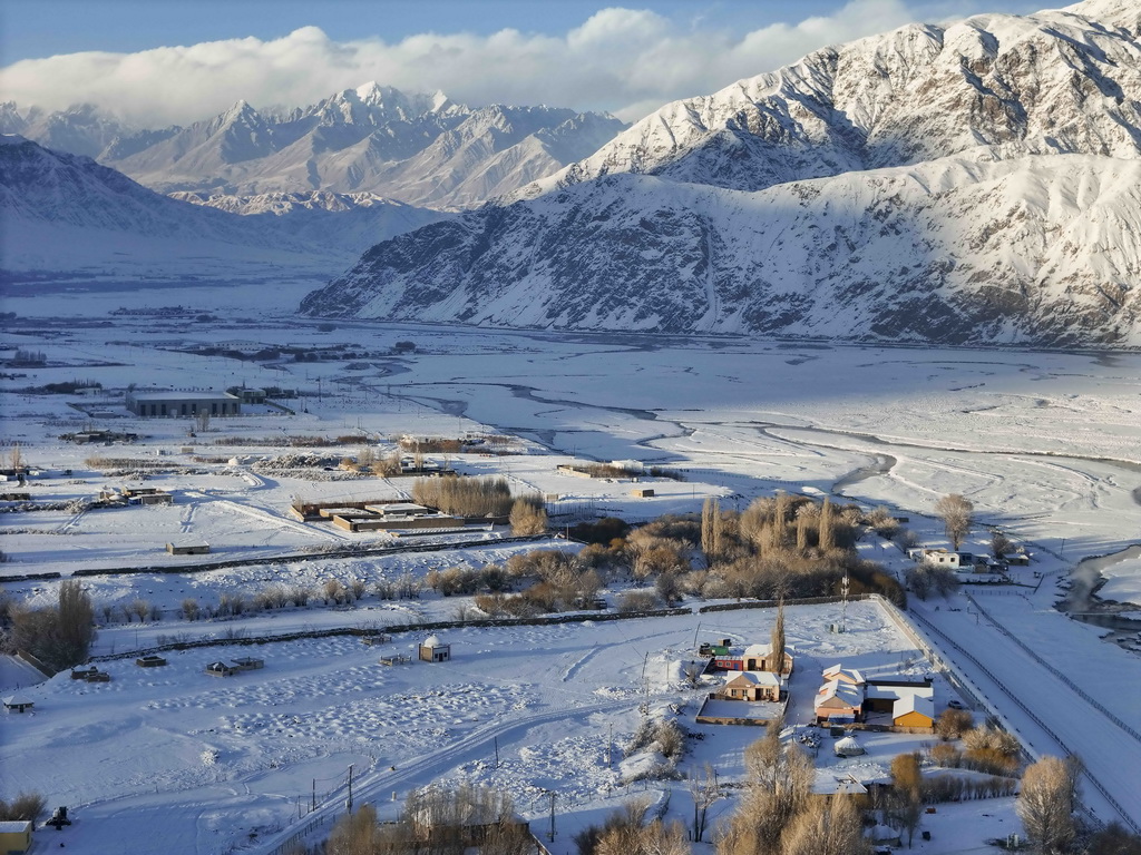 這是1月8日在新疆塔什庫爾干塔吉克自治縣拍攝的雪后村莊（無人機照片）。新華社記者 胡虎虎 攝