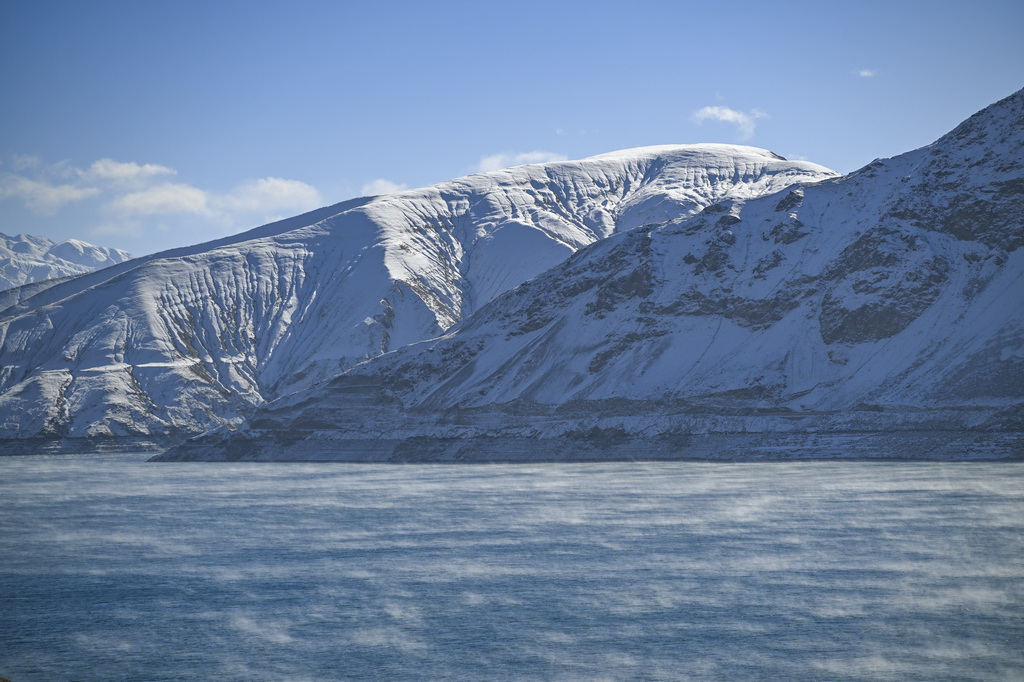 這是1月8日在新疆塔什庫爾干塔吉克自治縣拍攝的“班迪爾藍湖”及周邊雪山。新華社記者 陳朔 攝