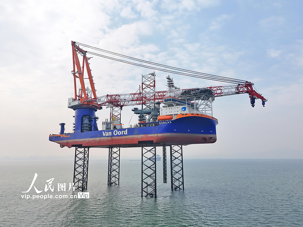山東煙臺：全球最大的自升自航式海上風電安裝船交付