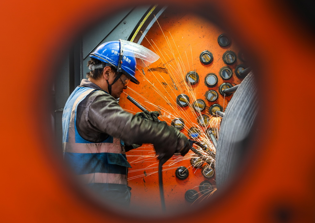 1月9日，工人在廣州北二環改擴建工程6標鋼筋加工場焊接墩柱鋼筋籠。