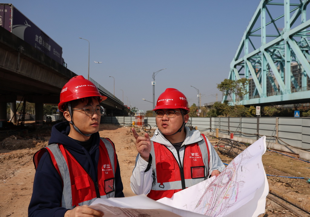 1月9日，中鐵十一局技術人員在廣州北二環北村一號橋討論施工方案。
