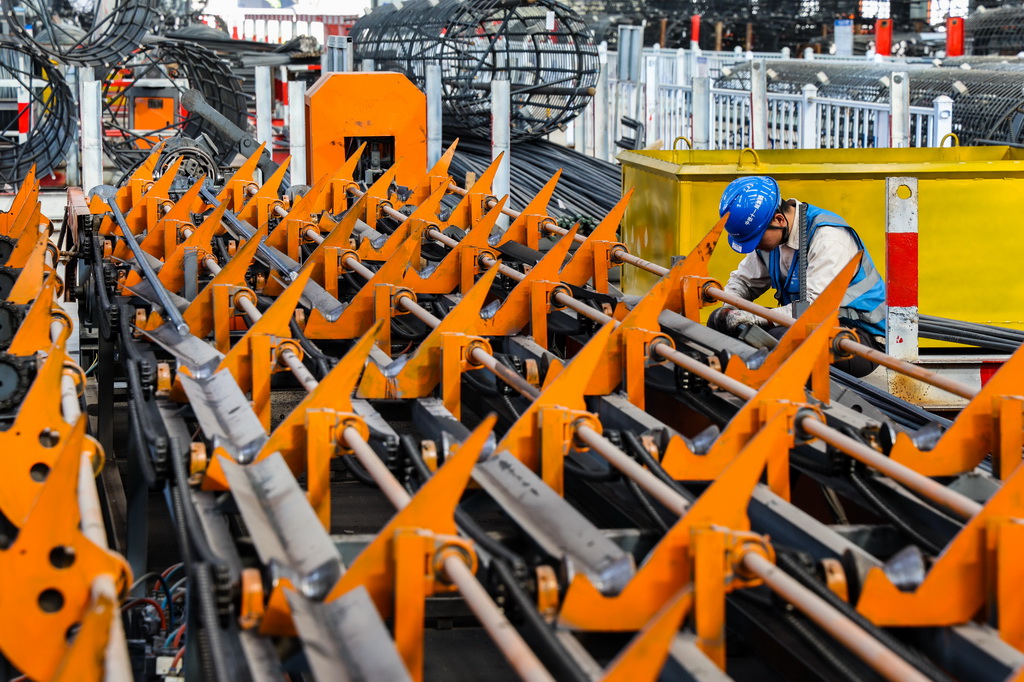 1月9日，工人在廣州北二環改擴建工程6標鋼筋加工場切割鋼筋。