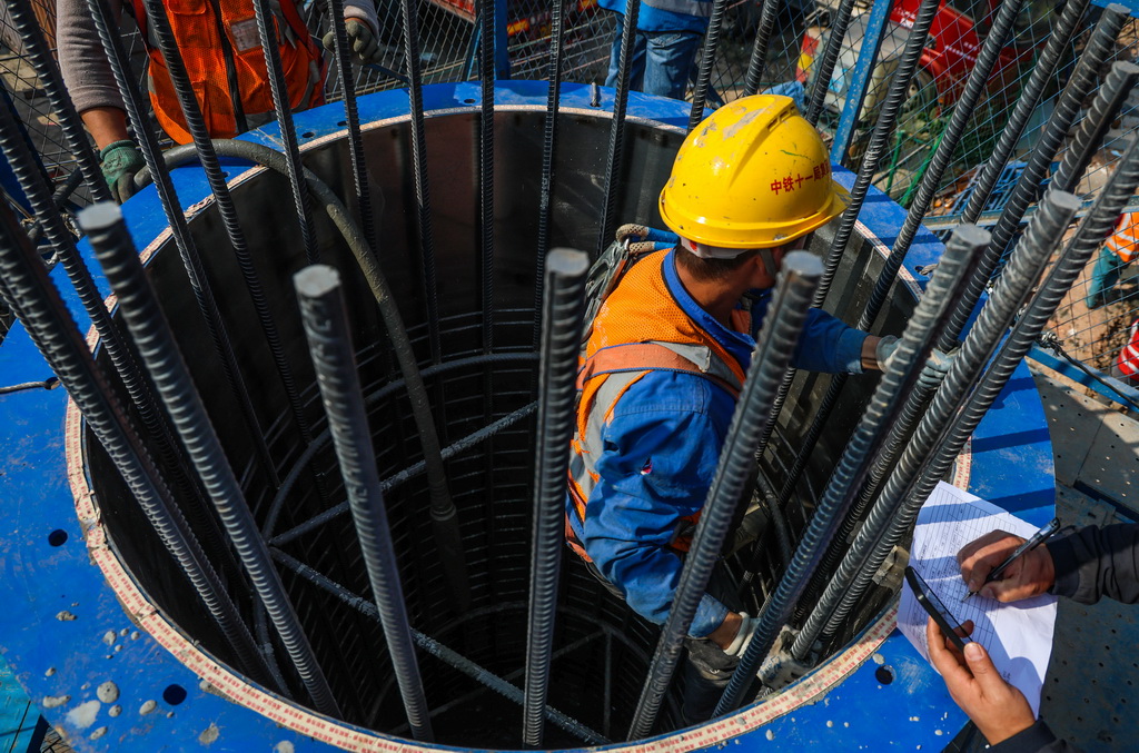 1月9日，工人在廣州北二環改擴建工程6標澆筑混凝土墩柱。